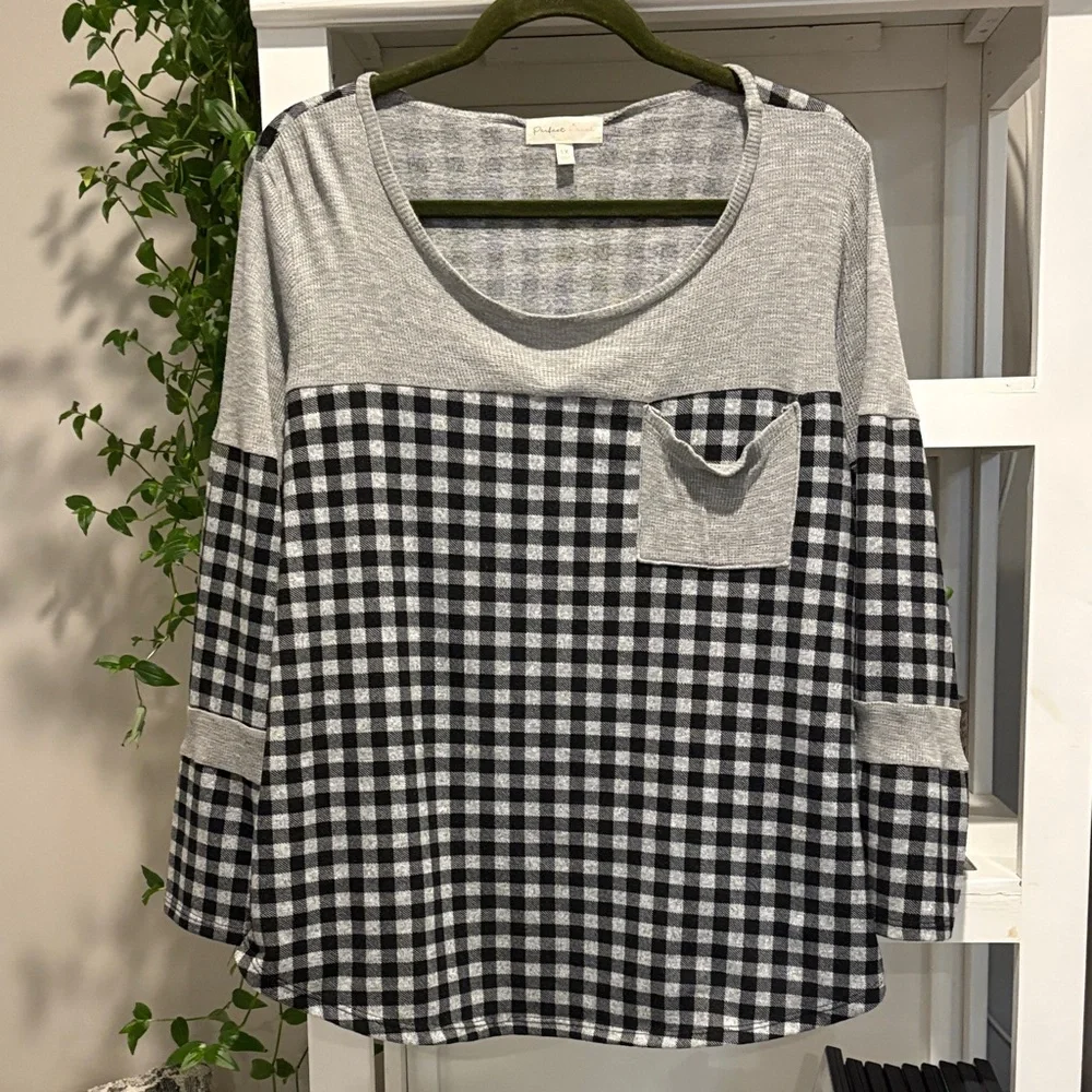 Umgee Black and Gray Checkered Long Sleeve Top - Picture 1 of 9
